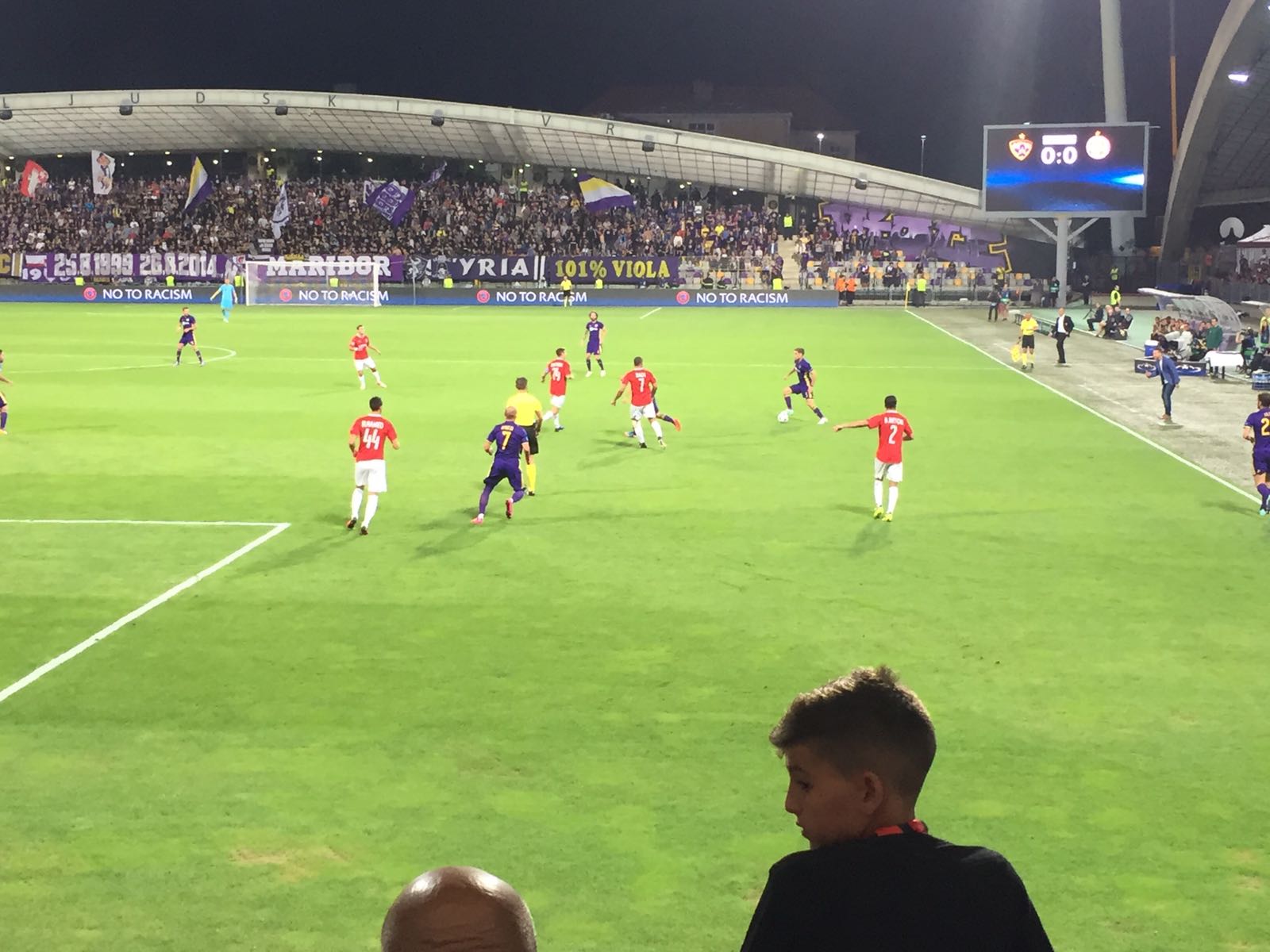 מהלך משחק בסלובניה מזווית הראייה של האוהדים ביציע. כשעוד היה 0-0 (צילום: אוריה רפאל)